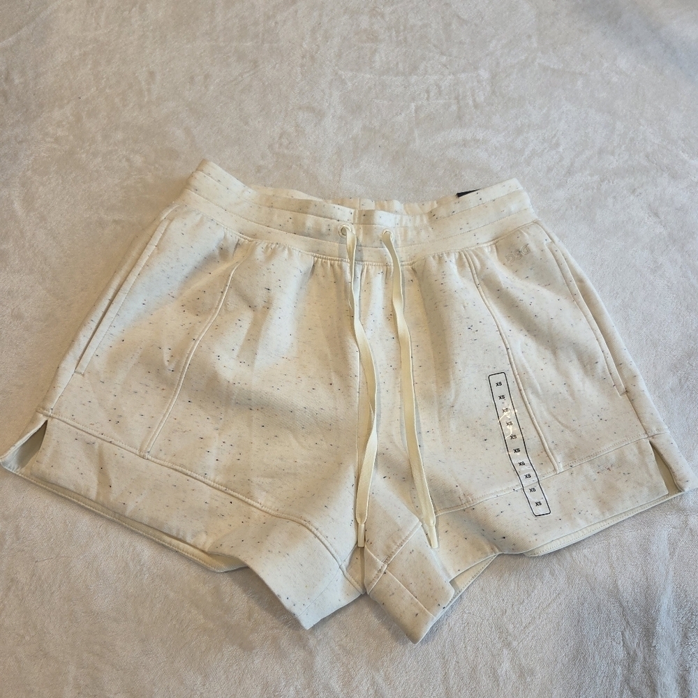 DSG Women's Sport Fleece Mid-Rise Shorts in Bright Sand Nep XS New Running Walk
